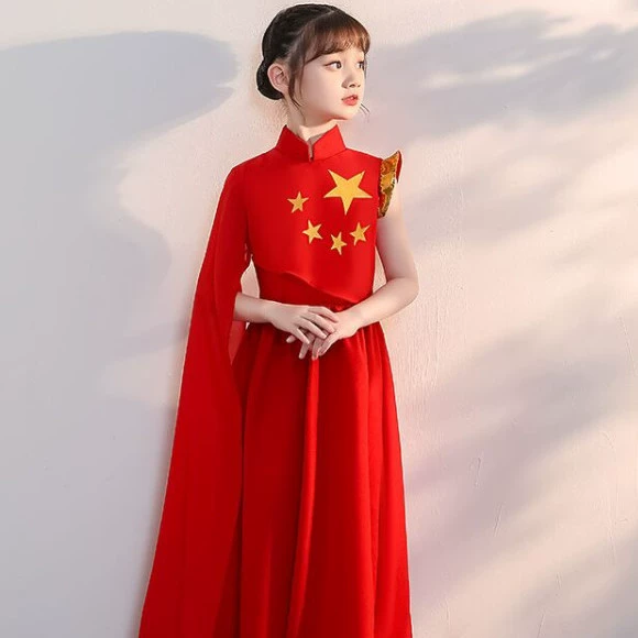 Детский танцевальный костюм в китайском стиле с гужэн для девочек начальной школы, в котором отображаются детская невинность и праздничный дух Китая в свете Ванчжан.