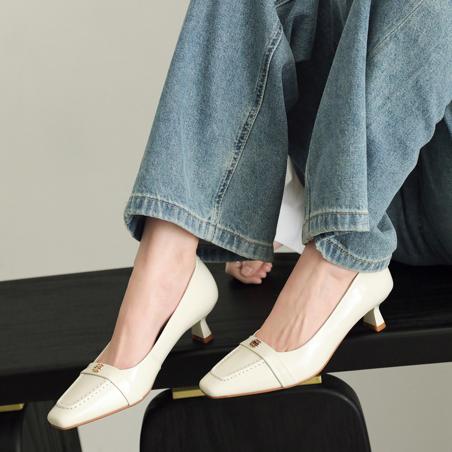 Giày cao gót nữ mũi nhọn cổ điển, gót thô vừa, họa tiết hoa sơn trà, dáng slip-on — đen