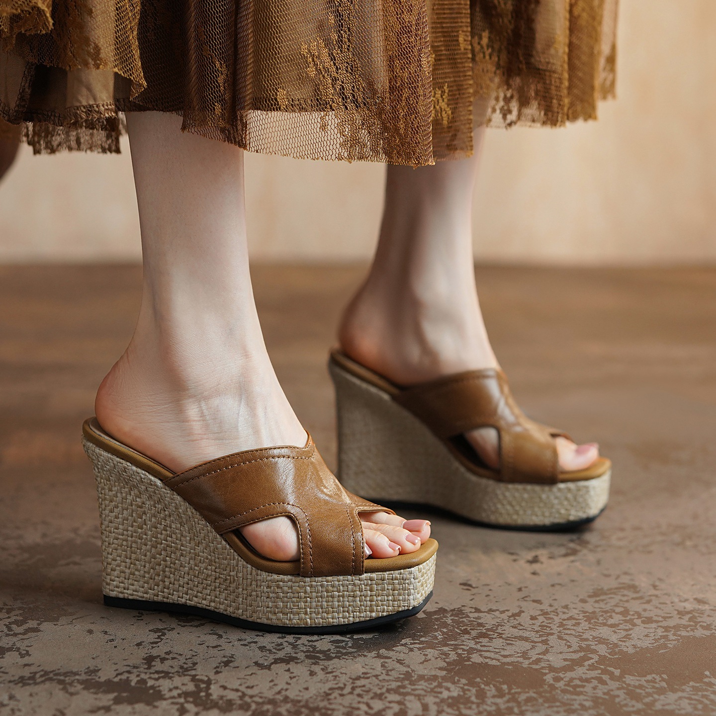 Sandal cao gót nữ hở mũi da dê đế xuồng dày — màu nâu