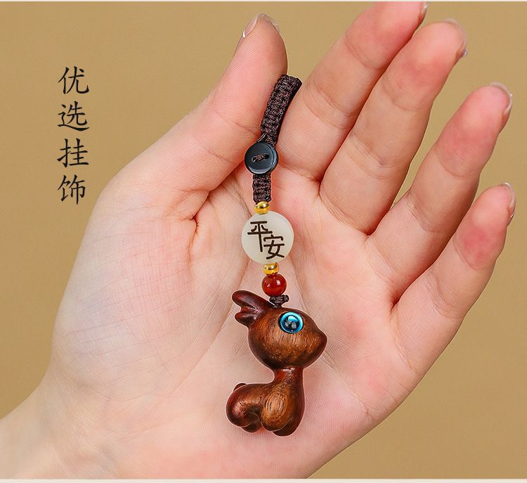 A deer car key chain pendant sandalwood deer buckle key car decoration deer couple pendant