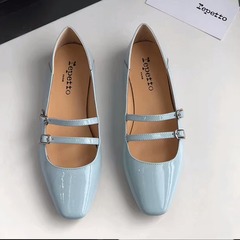 かかとはバレエ靴を踏むことができます。