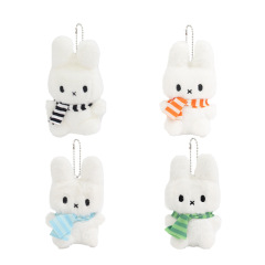 かわいい縞模様のマフラーウサギのぬいぐるみがかばんの人形を飾ってキーホルダー人形のカップルプレゼントを掛けた