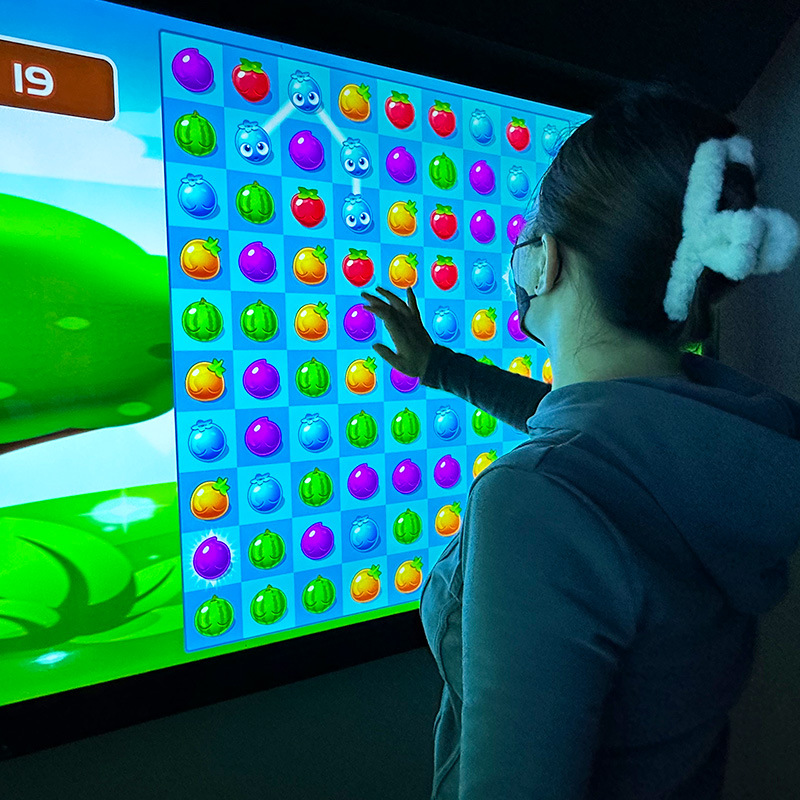 Deporte digital doble pantalla táctil pantalla grande sala de simulación experimental equipo de entretenimiento interactivo comercial a gran escala