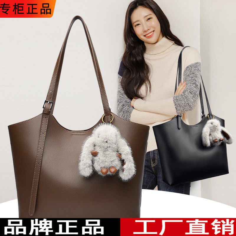 Branded Soft Leather Women's Bag with Plush Pendant, Large Capacity Tote Bag for Middle-Aged Women, Versatile Shoulder and Crossbody Handbag Branded Soft Leather Women's Bag with Plush Pendant, Large Capacity Tote Bag for Middle-Aged Women, Versatile Shoulder and Crossbody Handbag