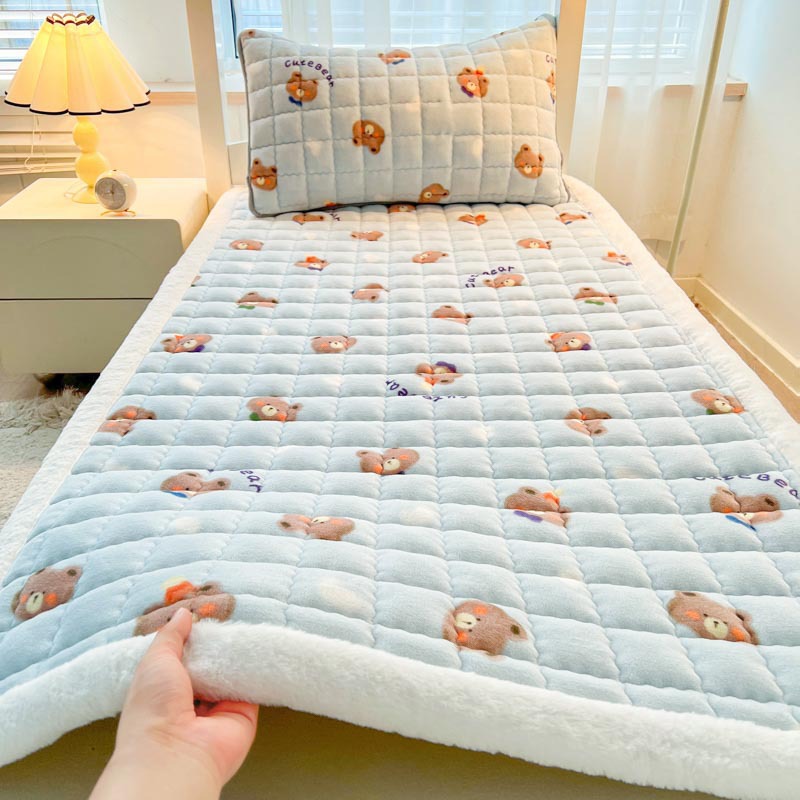 따뜻한 벨벳 엣지 매트리스 작은 파란색 곰