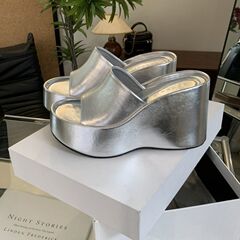 2025年夏の厚い底のスリッパの高級な外は洋気の女性の滑り止めの快適なスリッパを着ます。