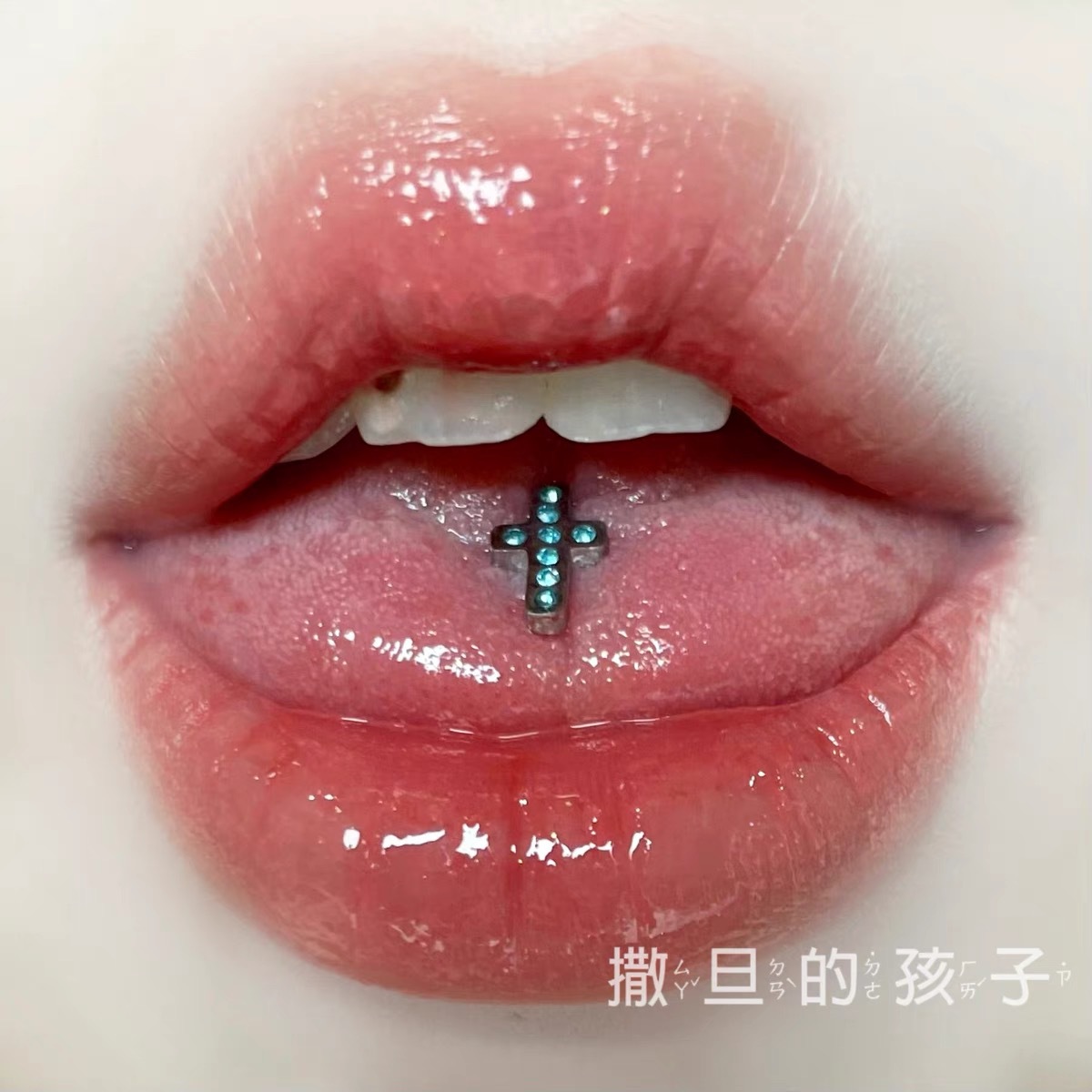 Silver pointed spike labret stud material detail