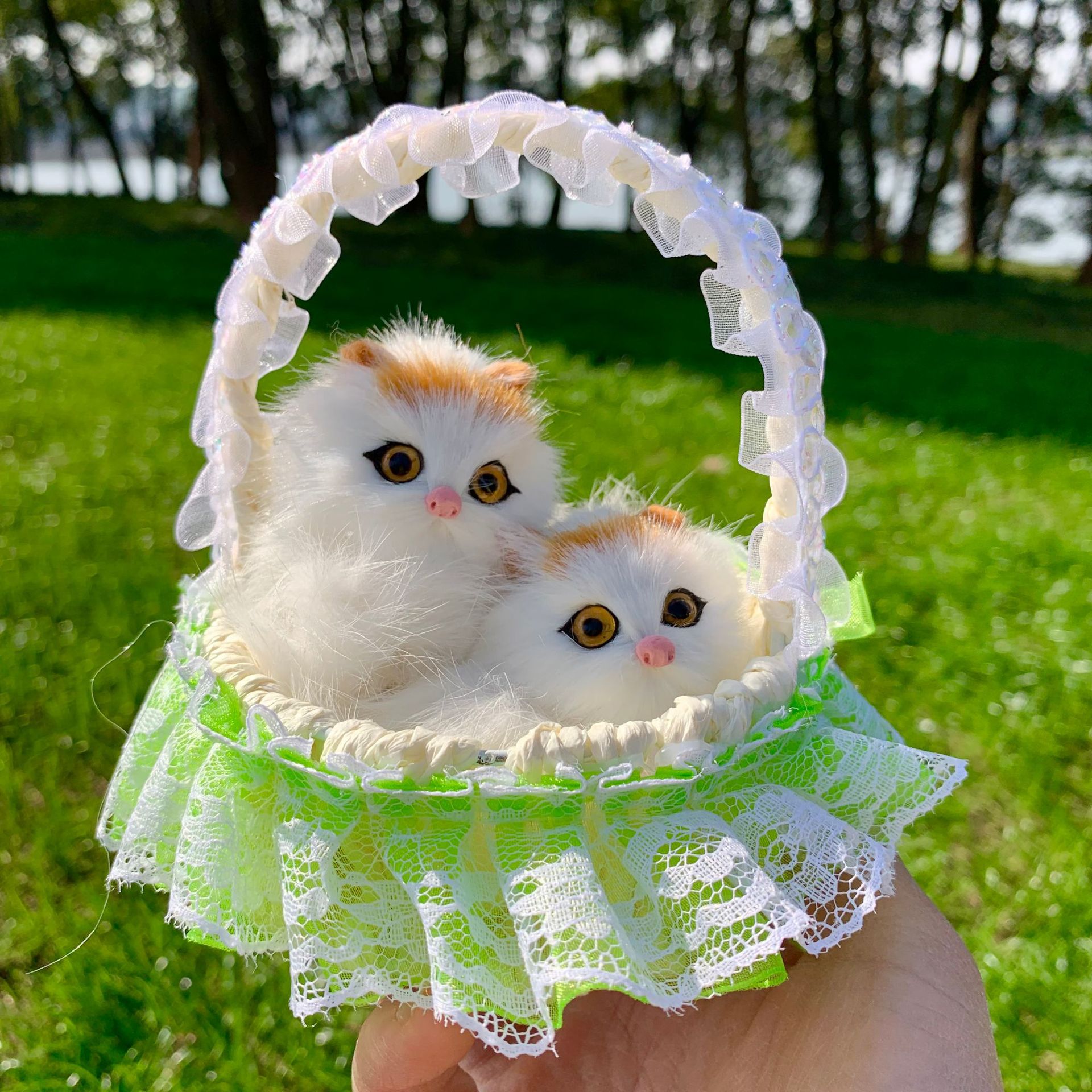 Panier en dentelle verte mère et enfant chat