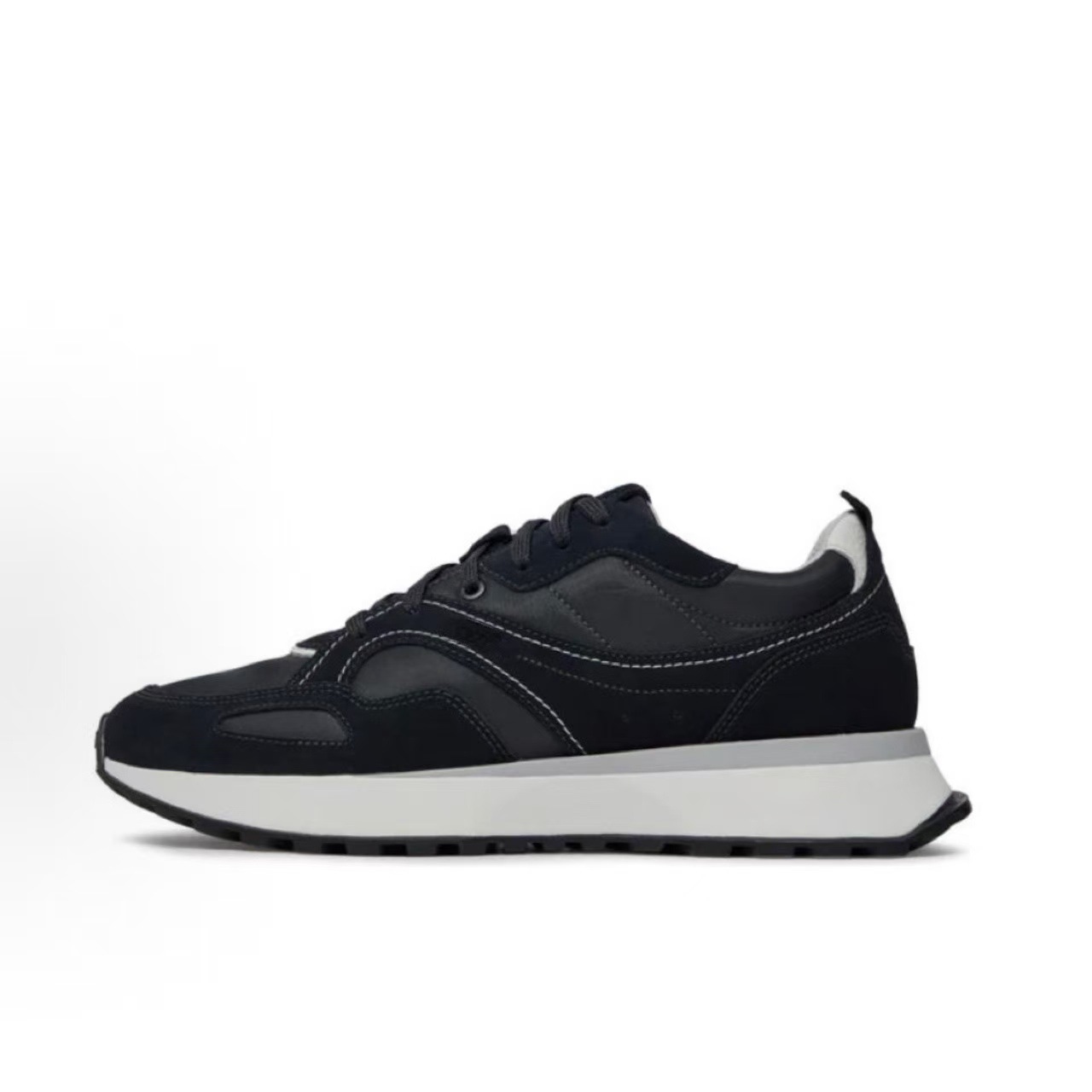 Europa estación nueva moda de zapatos de cuero zapatos casuales de hombre transpirables, moda universal y cómodos zapatos para correr con suela gruesa