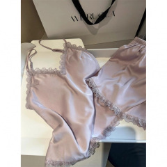 夏の新しいサスペンダーショーツツーピース薄いアイスシルクパジャマ女性用胸パッド付き、屋外で着用できるホーム服