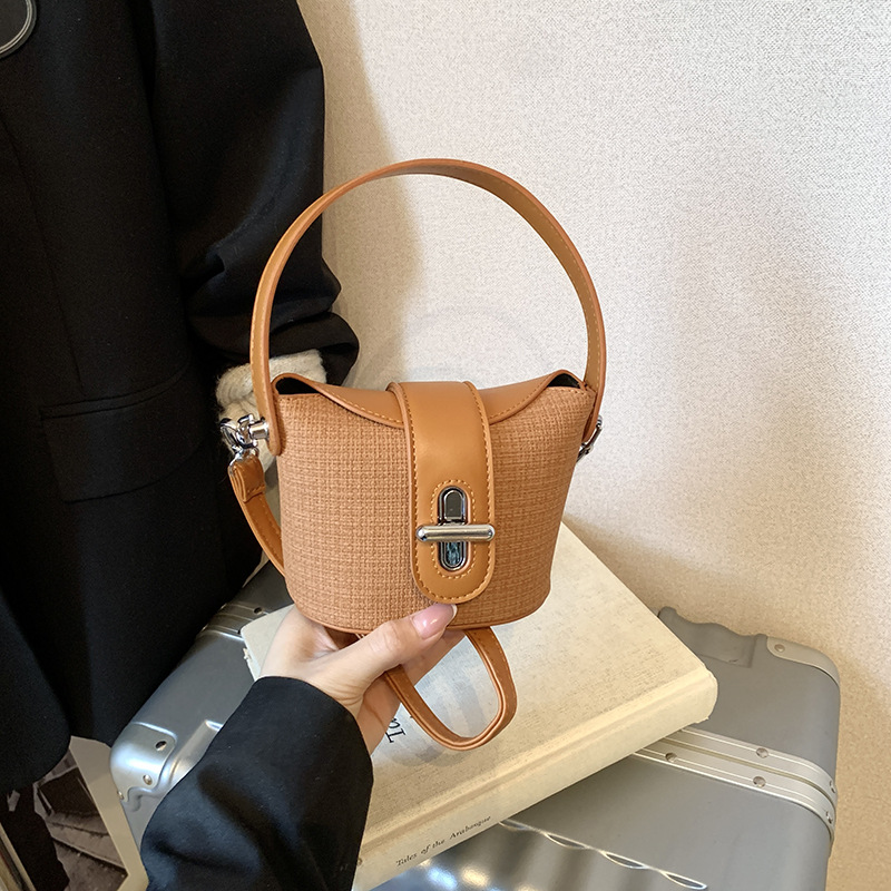 Bolso de hombro para niña de moda, muñeca linda, bolso de bebé colgante, nuevo mini bolso para niños 2025