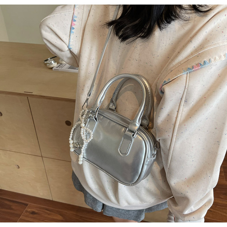 A fashionable Korean-style small square bag for women in the summer of 2025, featuring a simple and retro single-shoulder, crossbody and hand-held pillow bag undefined