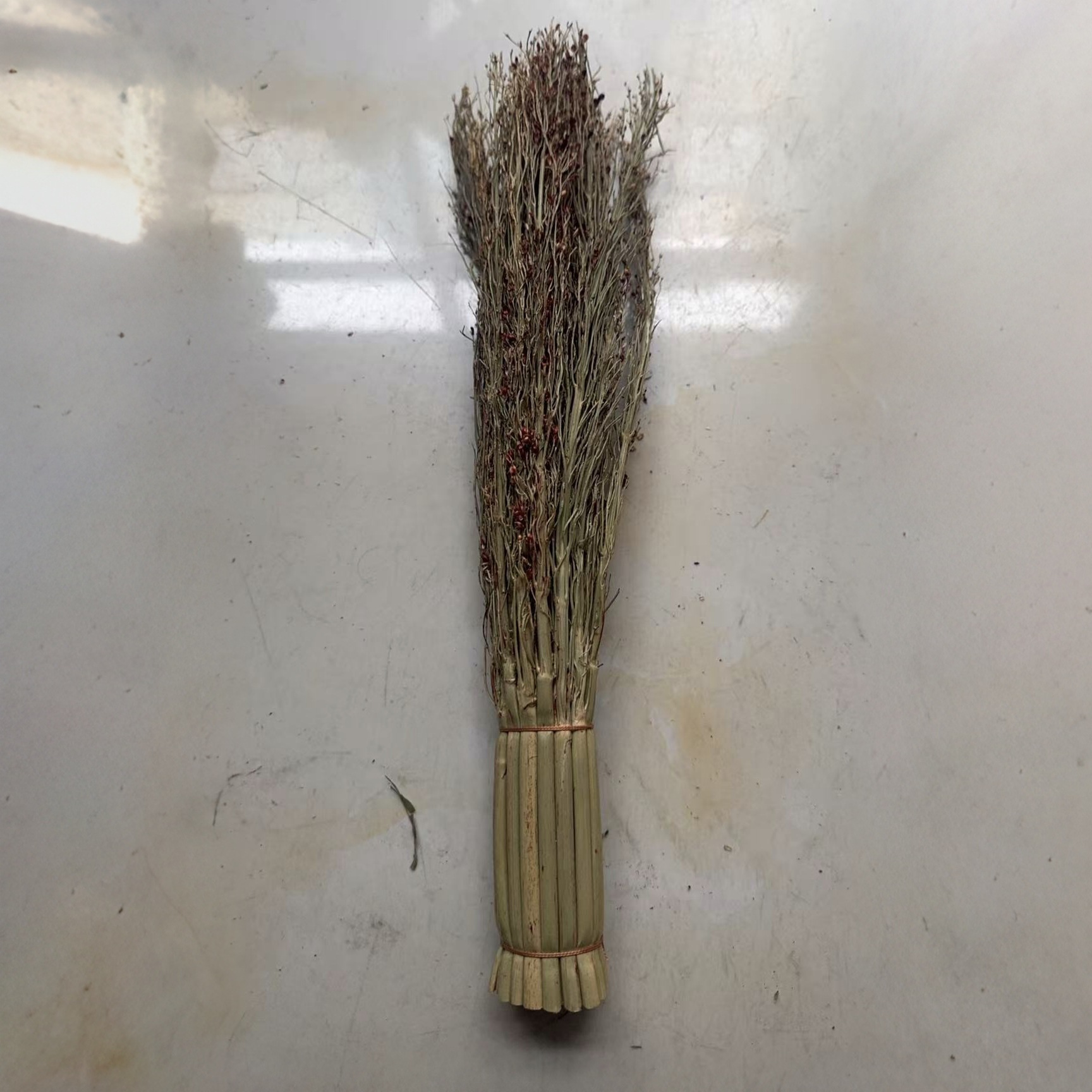 Los fabricantes de origen tienen una gran cantidad de plántulas de sorgo blanco del noreste, cepillos de arroz, cepillos de limpieza doméstica, ollas de sorgo diarias