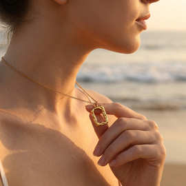 简约褶皱质感设计吊坠项链冷淡风镂空方框锁骨链不锈钢真空镀18K