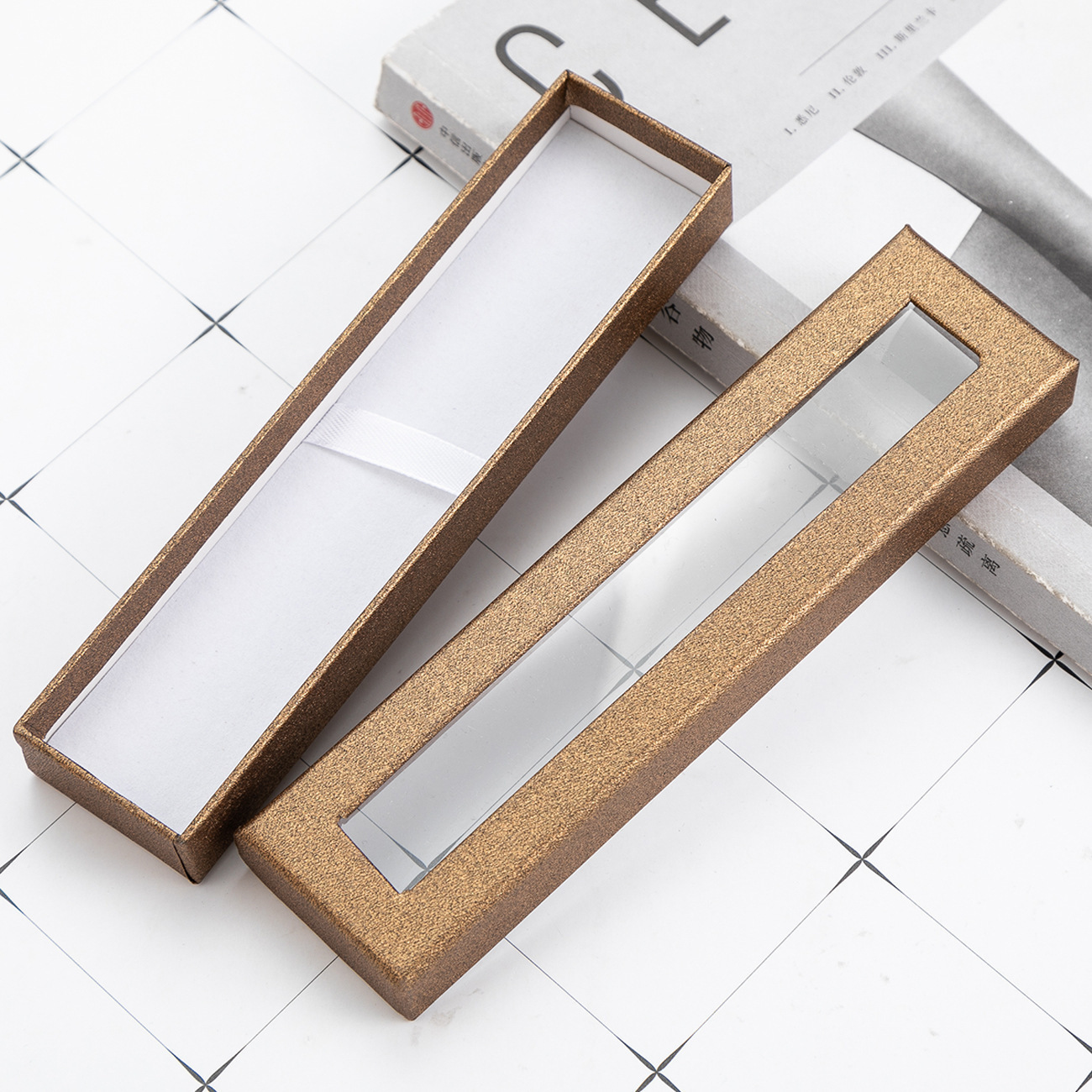 Caja de bolígrafo única caja de bolígrafo creativa transparente ventana de papel caja de regalo transfronteriza cubierta tierra almacenamiento de bolígrafo neutro
