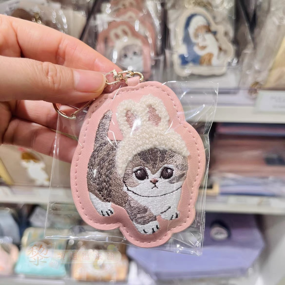 Tiburón japonés gato dibujos animados lindos llaveros bordados lindo lindo lindo divertido peluche colgante llaverillo bolsos de cuero pequeño colgante
