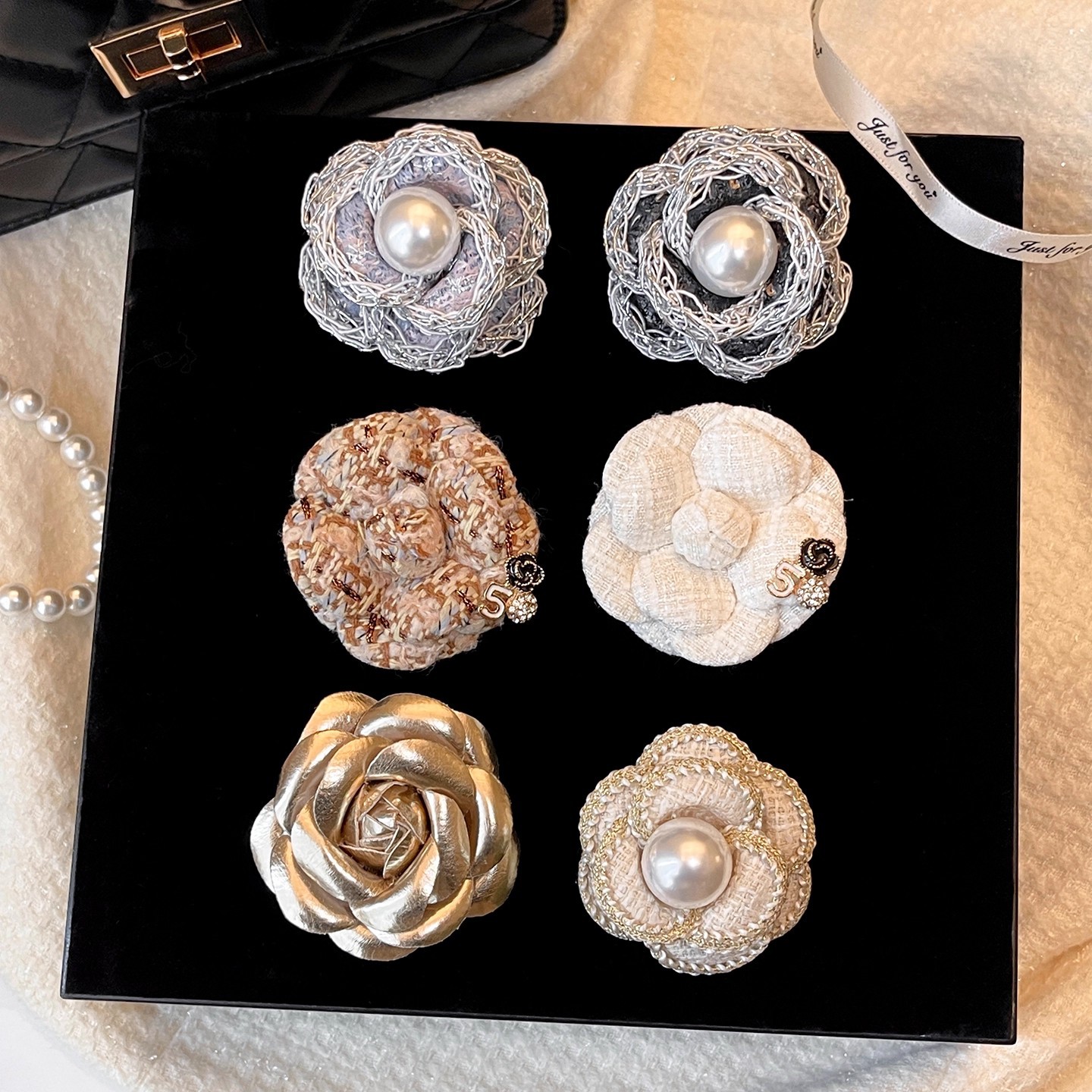 Lyxig brosch i sammet med kamelia och pärlor elegant accessoar_voghion.com