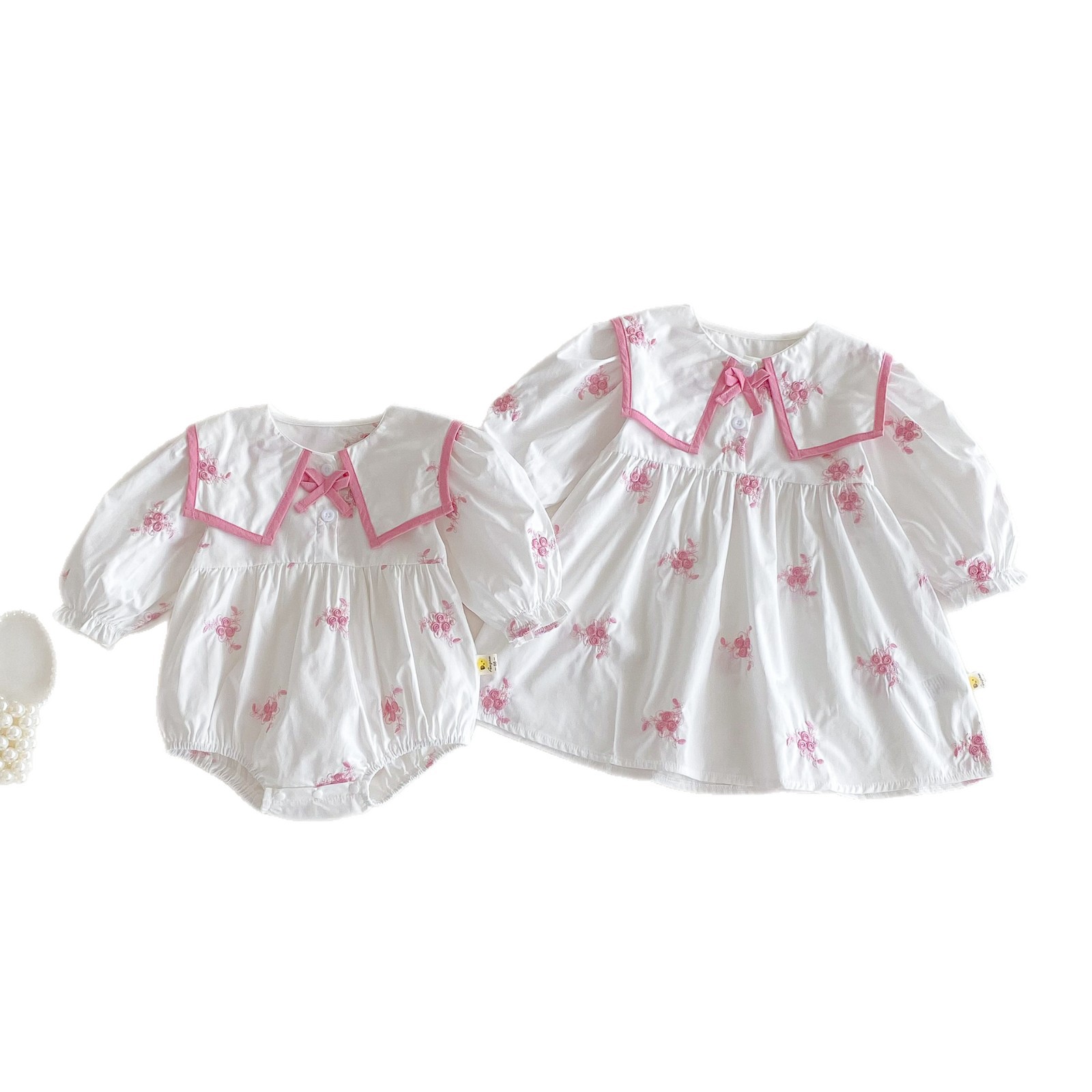 韓国版の赤ちゃんの連体の服は春の長袖の刺繍の襟のワンピースの女性の赤ちゃんの服装の姉妹の服に登ります。