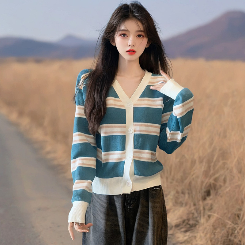 AI Figure in stock 2024 Autumn New Korean Style Design Stripe Contrast Color Top Knitted Sweater Sweater Cardigan Women