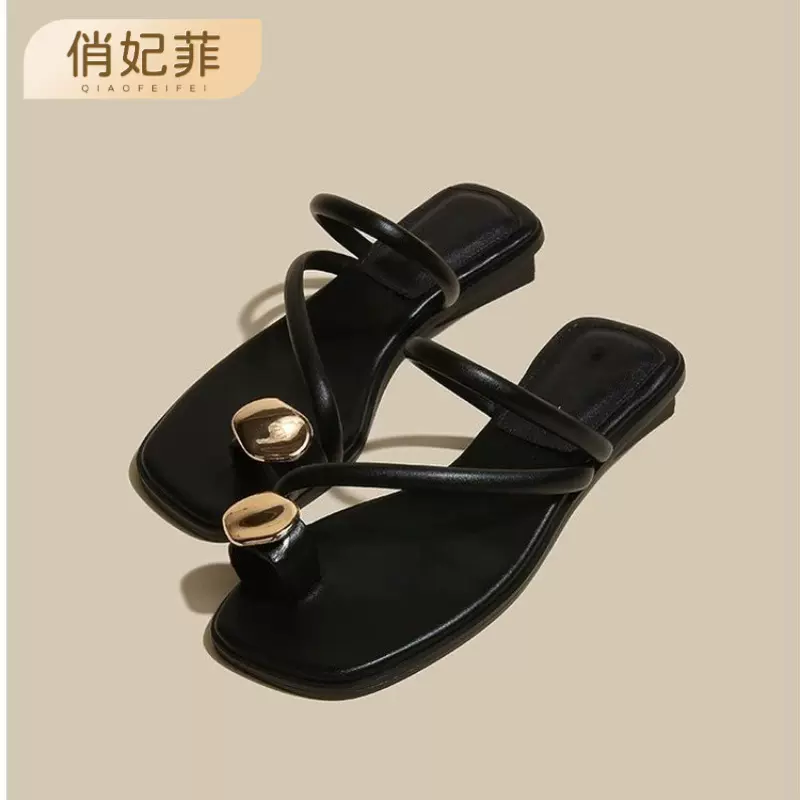 夹趾拖鞋~女夏外穿2024年新款金属高级感时尚粗跟凉拖鞋女舒适