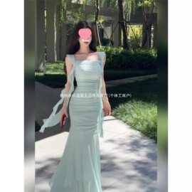 温柔风巨好看的修身包臀吊带长裙小众时尚气质感连衣裙2026年春季