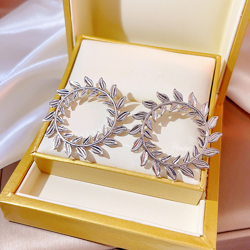 Alloy Material Round Pattern 1 Pair Retro Round Alloy Plating Women's Earrings