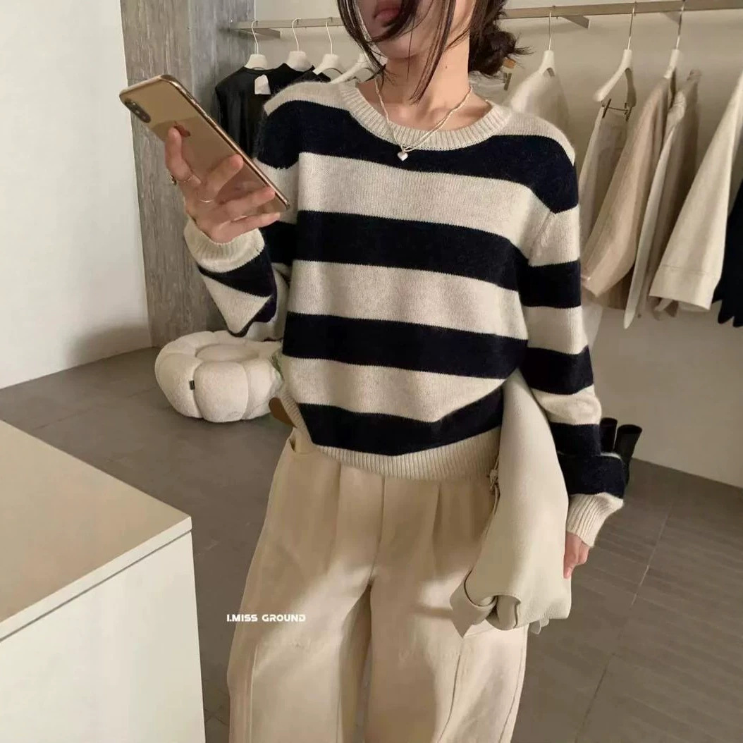 Contains 10% rabbit hair and 5% wool. Shisanhang High-Quality Mis* 2026 Autumn/Winter Collection: Minimalist, Relaxed, and High-Quality Knitwear.