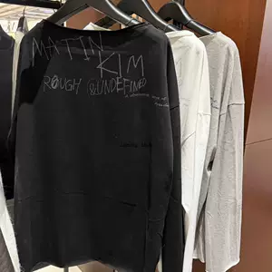 26MK เสื้อยืดผู้หญิงแขนยาวเปิดไหล่เฉียง ลายตัวอักษรกราฟฟิตี้ ทรงหลวม