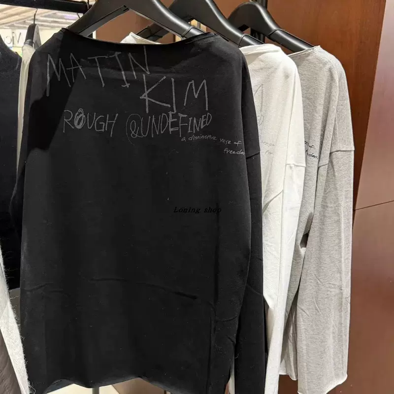 26MK เสื้อยืดผู้หญิงแขนยาวเปิดไหล่เฉียง ลายตัวอักษรกราฟฟิตี้ ทรงหลวม