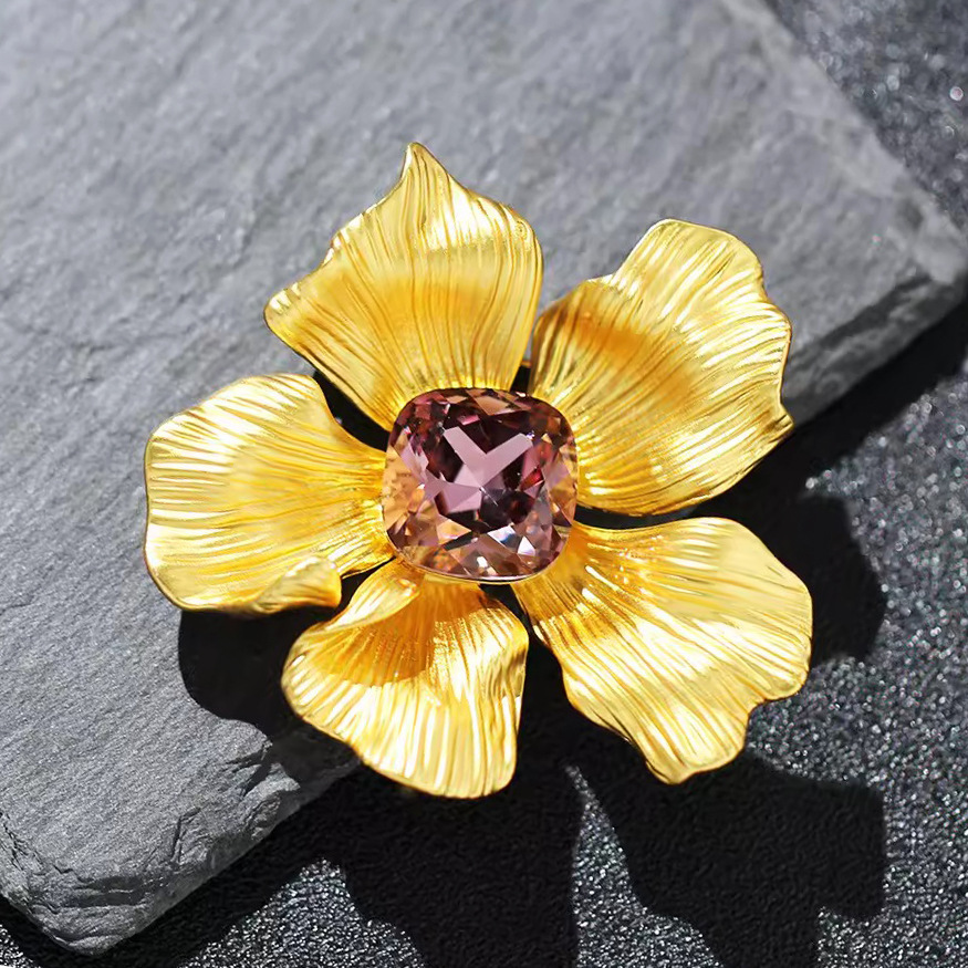 European and American Personality Flower Brooch High-end Female Temperament Crystal Corsage Exquisite Niche Design Sense Pin Suit Accessories