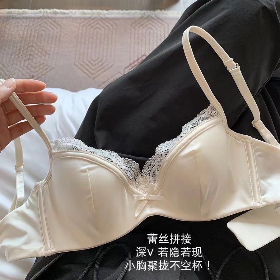 Los pechos pequeños de encaje francés muestran ropa interior de niña grande y pura