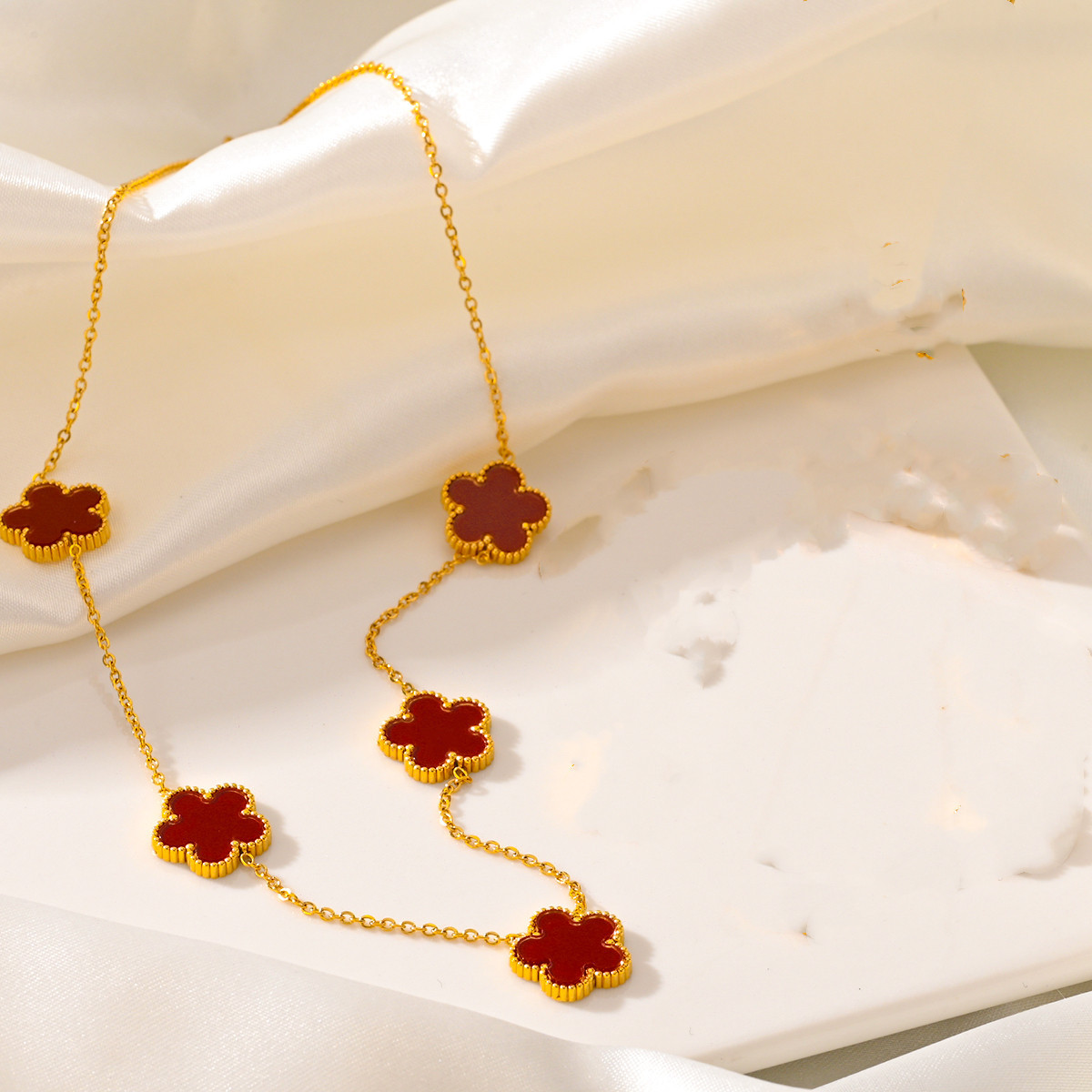 Nueva moda europea y americana no-desvanecimiento de acero de titanio de cinco hojas serie de trébol de moda de lujo ligero espárragos pulsera collar traje