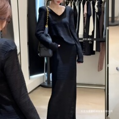 2025新款韩系气质穿搭黑色v领连衣裙子女早秋季慵懒套装长裙