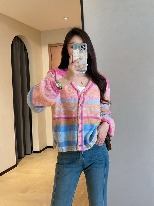 WTHEONE氛围感缤纷渐变羊毛细软亲肤条纹圆领毛衣V领开衫女2025秋|undefined