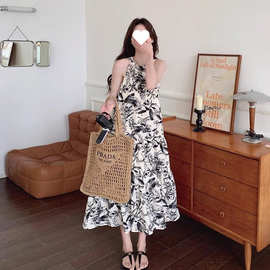 温柔风水墨挂脖露肩连衣裙女2025夏季新款韩系设计感小众气质长裙