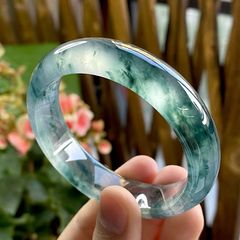 本格的な天然の氷の種が漂っています。