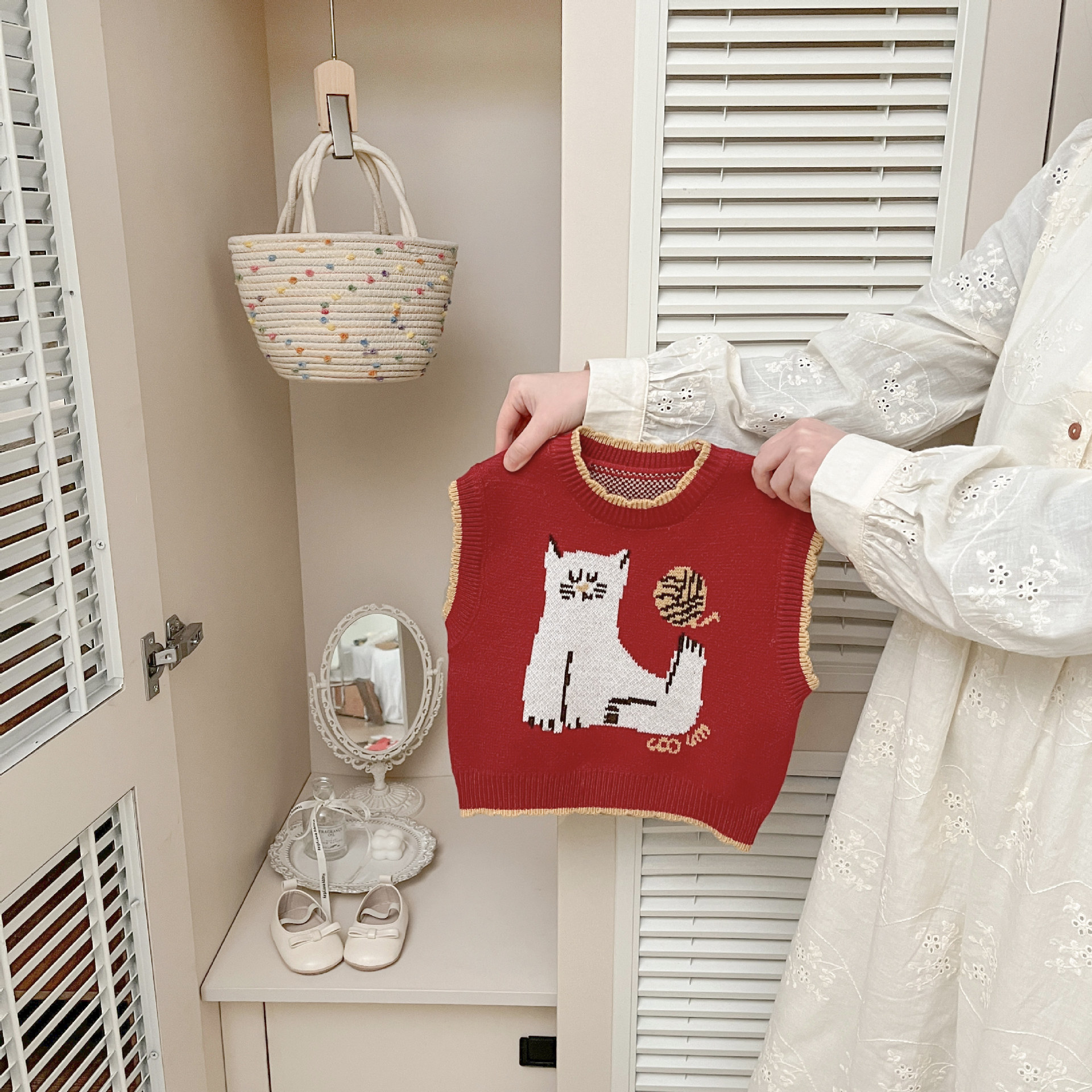 2026 primavera temprana niñas rojo lindo chaleco de punto primavera y otoño estilo extranjero niñas dibujos animados Jacquard chaleco