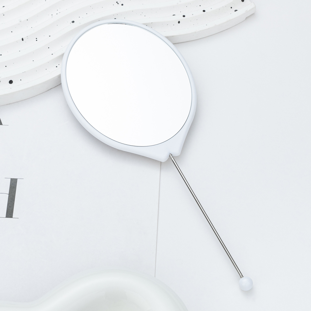 Espejo de mano al por mayor espejo de maquillaje HD multicolor bricolaje ovalado con mango espejo portátil portátil de una cara