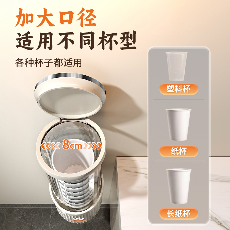 使い捨てのコップ取り器の壁掛け式の穴なしの浄水器のそばに紙コップを置いています。
