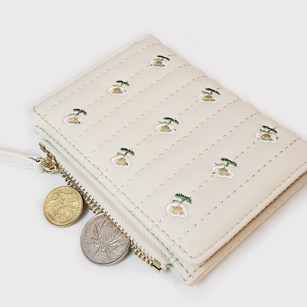 Ins nuevo estilo de crema pequeña cartera japonesa pequeña cartera de viento fragante para mujeres bolso corto bolso de tarjetas de moda dos veces flores lindas