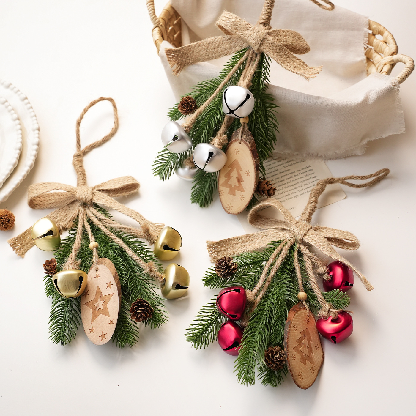 Colgante de Navidad campana pequeña cuerda de cáñamo arco decoración árbol de Navidad pinos ramas de madera escenas de diseño suministros