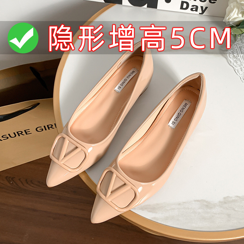 Metal V-Buckle Patent Leather Nude-Colored Flat Shallow Mouth Shoes with a Socialite Style, Height-Increasing for Petite Women, Large Size Women's Shoes 41 to 43
