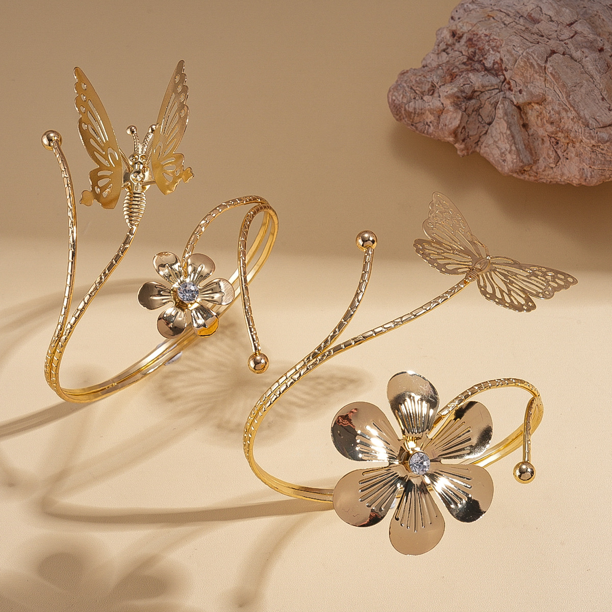 Europa y América sensación metálica de diamantes flores mariposa brazalete de apertura de moda alta sensación brazalete de nicho simple para mujeres