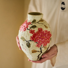 谷の中国式の手描きの陶磁器の花瓶のリビングルームのテレビの棚の装飾の置物の手作りの手はアジサイの生け花の器をつまみます。