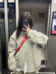 ショートタイプのデザイン感があります。レトロな野球服のコートです。