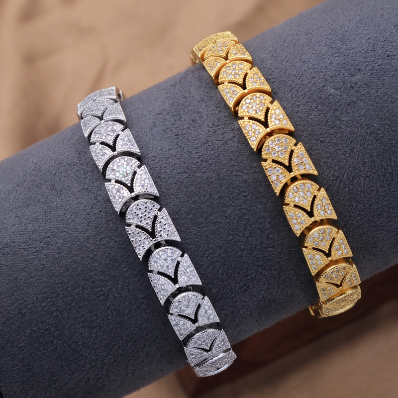 Trendy European and American Style Wide V-Shaped Full Diamond Bracelet, Unisex, Arrowhead Chain with Micro-Inlaid Design, Direct Supply from the Manufacturer Trendy European and American Style Wide V-Shaped Full Diamond Bracelet, Unisex, Arrowhead Chain with Micro-Inlaid Design, Direct Supply from the Manufacturer