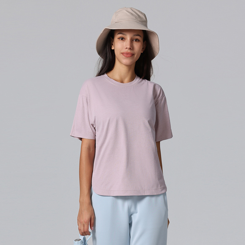 雲感丸首半袖tシャツの女性がゆったりした上着を開いています。|undefined