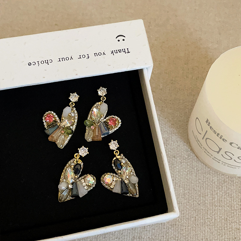 Small design sophisticated fashionable elegant earrings