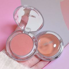 スウィートミントの夏の感じの軽い甘い感の頬紅のあごの青い膨らんだ色の臥蚕は多くて柔らかい妹の専属の自然な裸の化粧を使います。