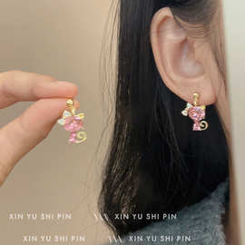 ins个性设计甜美粉色锆石猫咪耳钉2024新款独特气质日常通勤耳饰